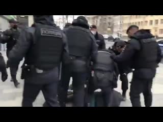 Muslime  protestieren vor der franzsischen Botschaft in Moskau..