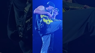 LARS ULRICH KISSES ROBERT TRUJILLO ON THE CHEEK LIVE (2024) #METALLICA #shorts