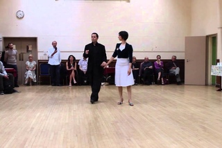 Dancefloor-friendly rhythmical steps -