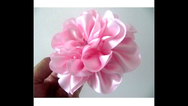 Moños para el cabello en cintas rosas crespas paso a