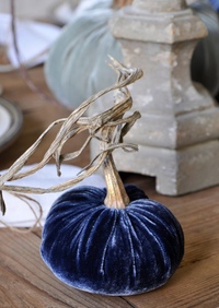 Хвостик тыквы из бархата. Подушка тыква из бархата. Тыква из бархата мастер класс. Тыква из бархата. Имитация тыквы.