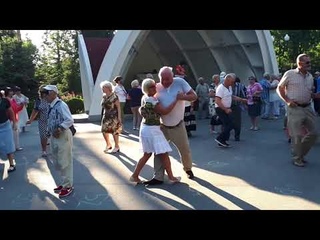 Розовые розы!!!Народные танцы,парк Горького,Харьков!!!