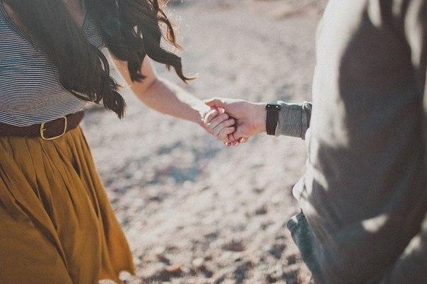 Девушка на руках у парня. Моя рука в твоей руке. Держась за руки. За руку тебя. Я беру его за руку.