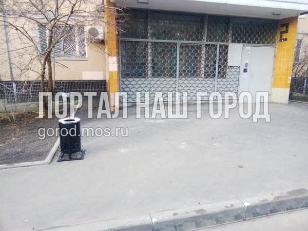 Коммунальные службы установили урны во дворе на 2-й Вольской по просьбе жителя Коммунальные службы установили урны во дворе на 2-й Вольской по просьбе жителя
