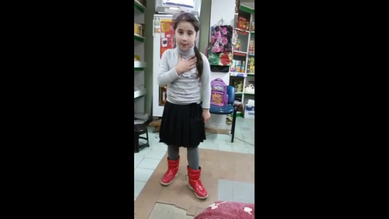 девочка хвалит своих
