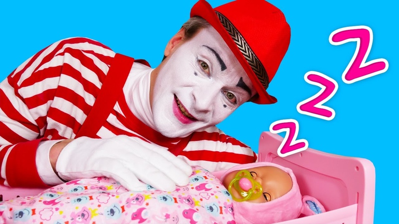 El payaso acuesta a la bebé Annabelle. Muñecas Baby Born. Vídeo