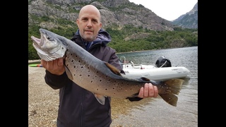 Pesca de truchas en el lago Nahuel Huapi