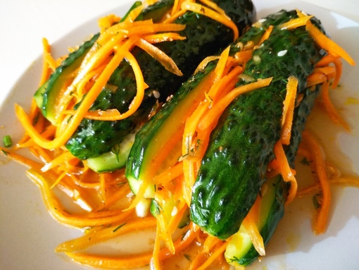 огурцы по-корейски с морковью. корейский салат из огурцов. огурцы хе по-корейски. огурцы корейская морковка. салат корейский с огурцами.