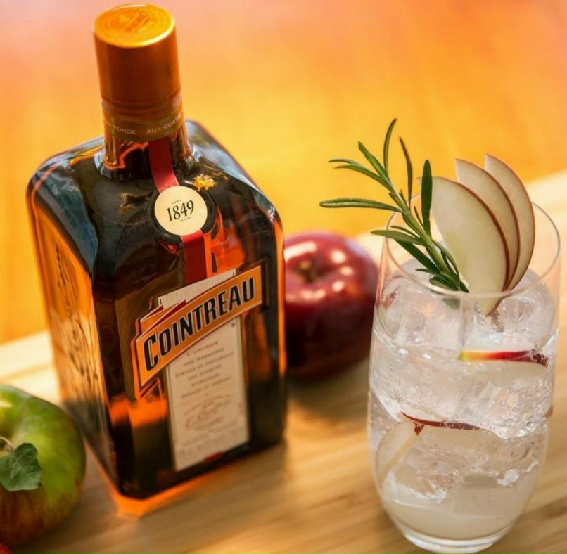 Самбука из чего делают. Апельсиновый ликер Cointreau. Купнтро ликер апельсин. Цитрусовый ликер Куантро. Бейлиз Калуа и Куантро.