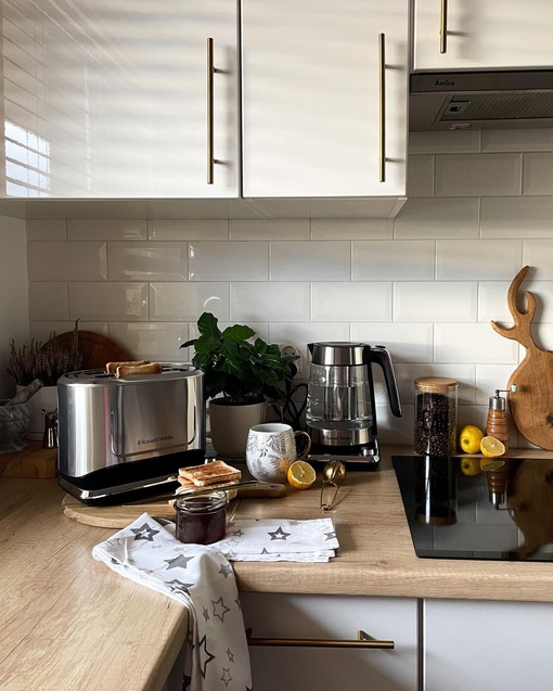 Приятная цветовая гамма и правильное освещение привносят в эту прекрасную двухкомнатную квартиру атмосферу, способствующую комфорту и позитивным эмоциям.