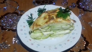ЗАПЕКАНКА ИЗ КАБАЧКОВ С ТВОРОГОМ . ПОЛУЧАЕТСЯ ОЧЕНЬ ВКУСНО И НЕЖНО .