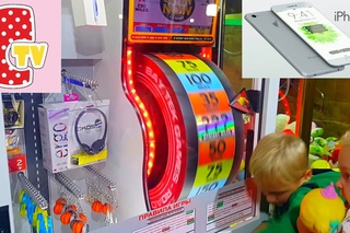 АВТОМАТ С ИГРУШКАМИ. ХОЧУ IPHONE!   SLOT MACHINE WITH TOYS. I WANT IPHONE!